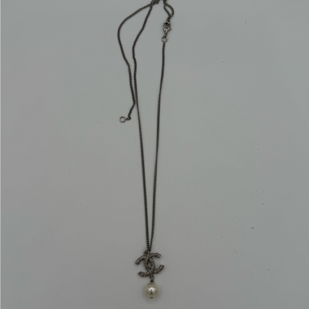 Elegant Silver Necklace with Pearl Pendant